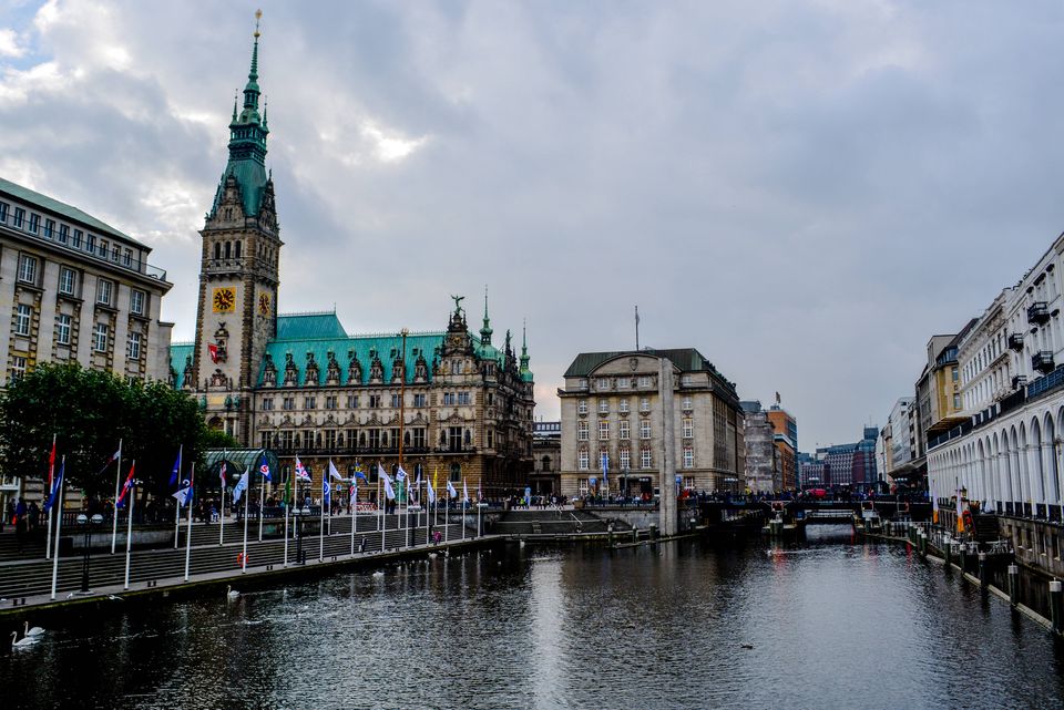 Wohnen in Hamburg=Kosten: Symbolbild der Alster mit Blick auf das Hamburger Rathaus.