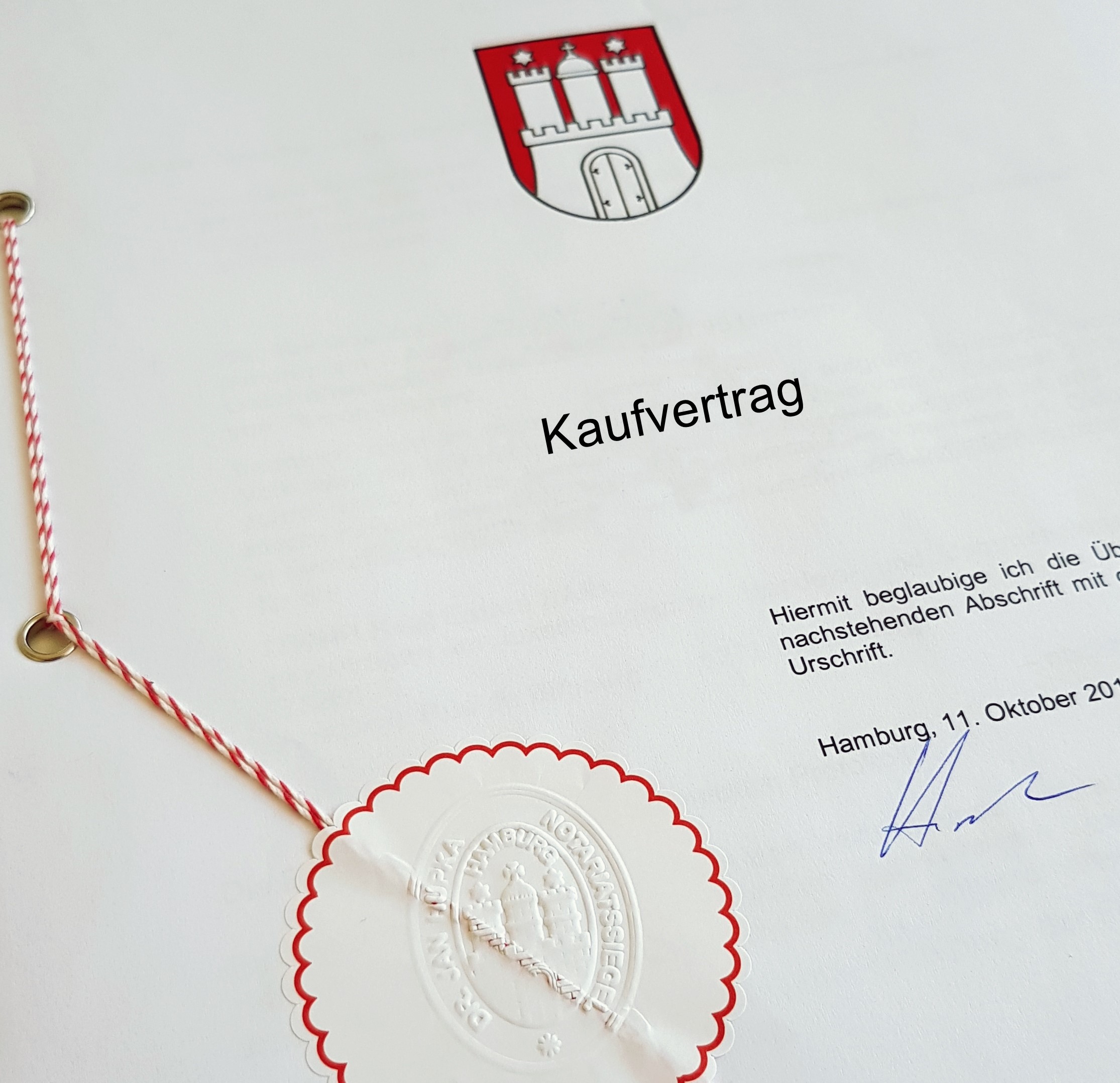 Immobilienkauf Symbolbild Immobilienkauf: Dargestellt ist ein notariell beglaubigter Kaufvertrag der Stadt Hamburg.