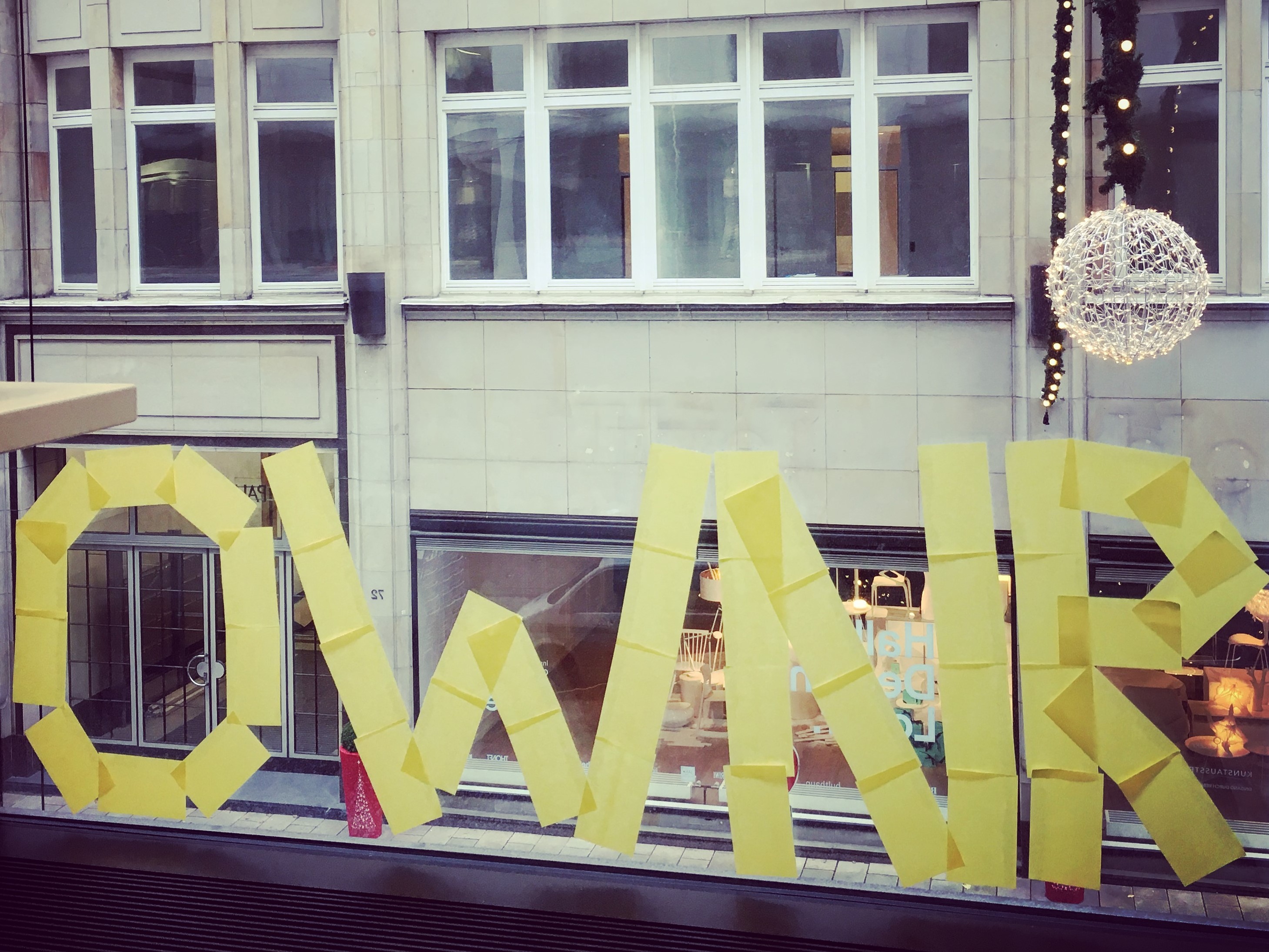 Der OWNR Schriftzug mit Post-its